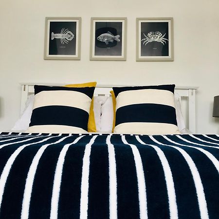 Nancie'S Place - Dartmouth Town Center With Private Parking - A Traditional Georgian Private Duplex Apartment - Beautifully Refurbished - Two Bedrooms, Bathroom, Kitchen And Lounge Diner Ngoại thất bức ảnh