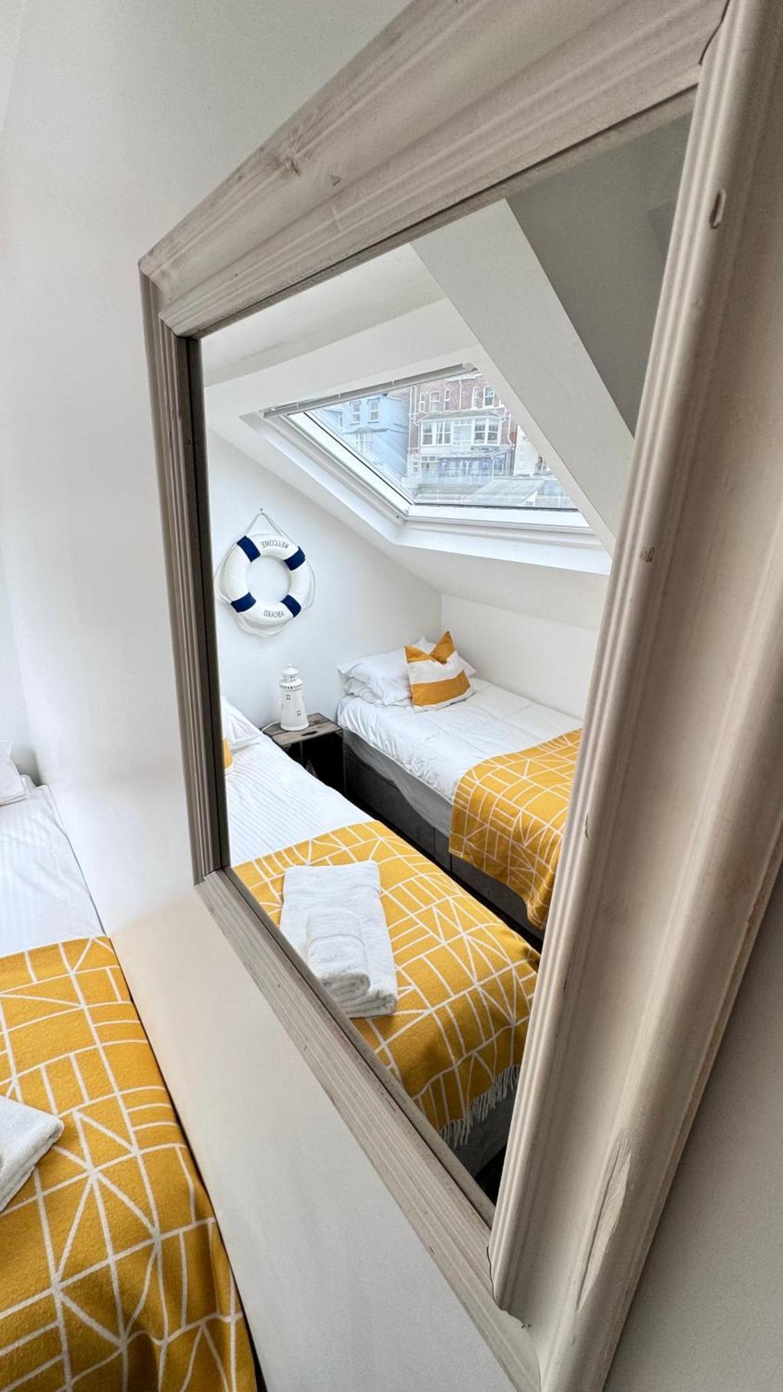 Nancie'S Place - Dartmouth Town Center With Private Parking - A Traditional Georgian Private Duplex Apartment - Beautifully Refurbished - Two Bedrooms, Bathroom, Kitchen And Lounge Diner Ngoại thất bức ảnh