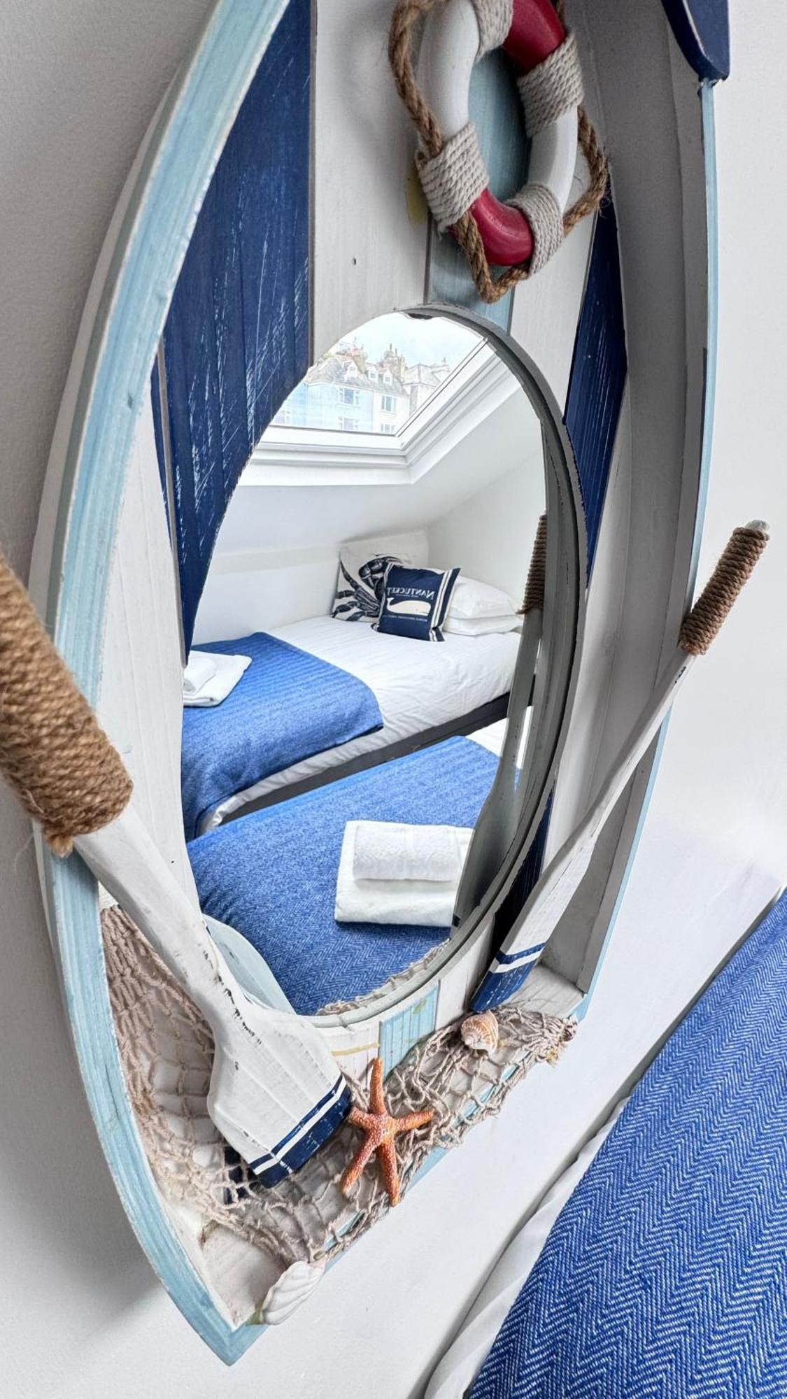 Nancie'S Place - Dartmouth Town Center With Private Parking - A Traditional Georgian Private Duplex Apartment - Beautifully Refurbished - Two Bedrooms, Bathroom, Kitchen And Lounge Diner Ngoại thất bức ảnh
