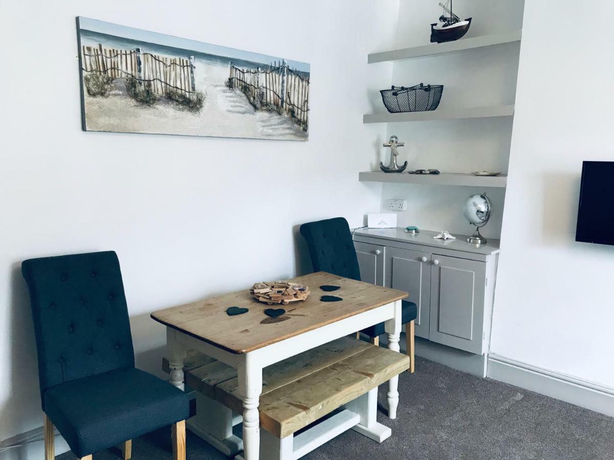 Nancie'S Place - Dartmouth Town Center With Private Parking - A Traditional Georgian Private Duplex Apartment - Beautifully Refurbished - Two Bedrooms, Bathroom, Kitchen And Lounge Diner Ngoại thất bức ảnh