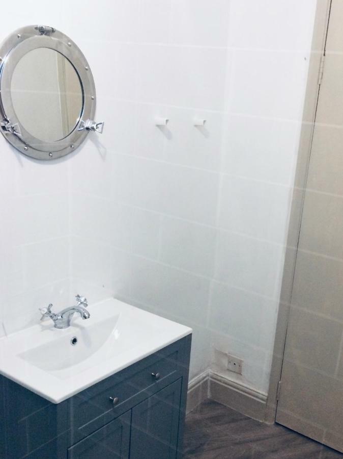 Nancie'S Place - Dartmouth Town Center With Private Parking - A Traditional Georgian Private Duplex Apartment - Beautifully Refurbished - Two Bedrooms, Bathroom, Kitchen And Lounge Diner Ngoại thất bức ảnh